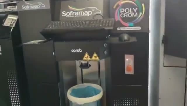Machine à teinter Soframap avec le nuancier Polycrom au comptoir de Polar Matériaux