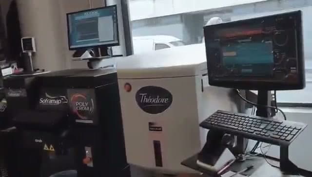 Comptoir avec la machine à teinter Théodore