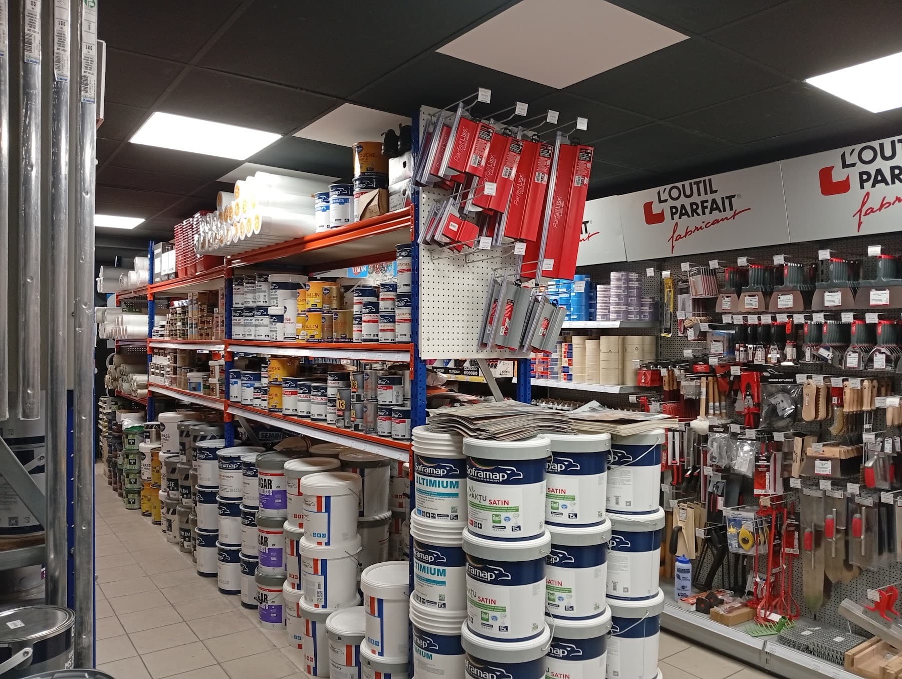 Seaux Soframap Ultimium 15 L empilés en rayon chez Polar Matériaux