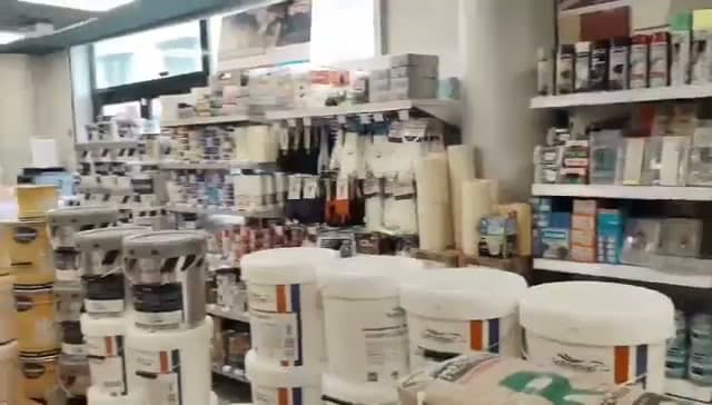 Allée du rayon peinture, seaux empilés